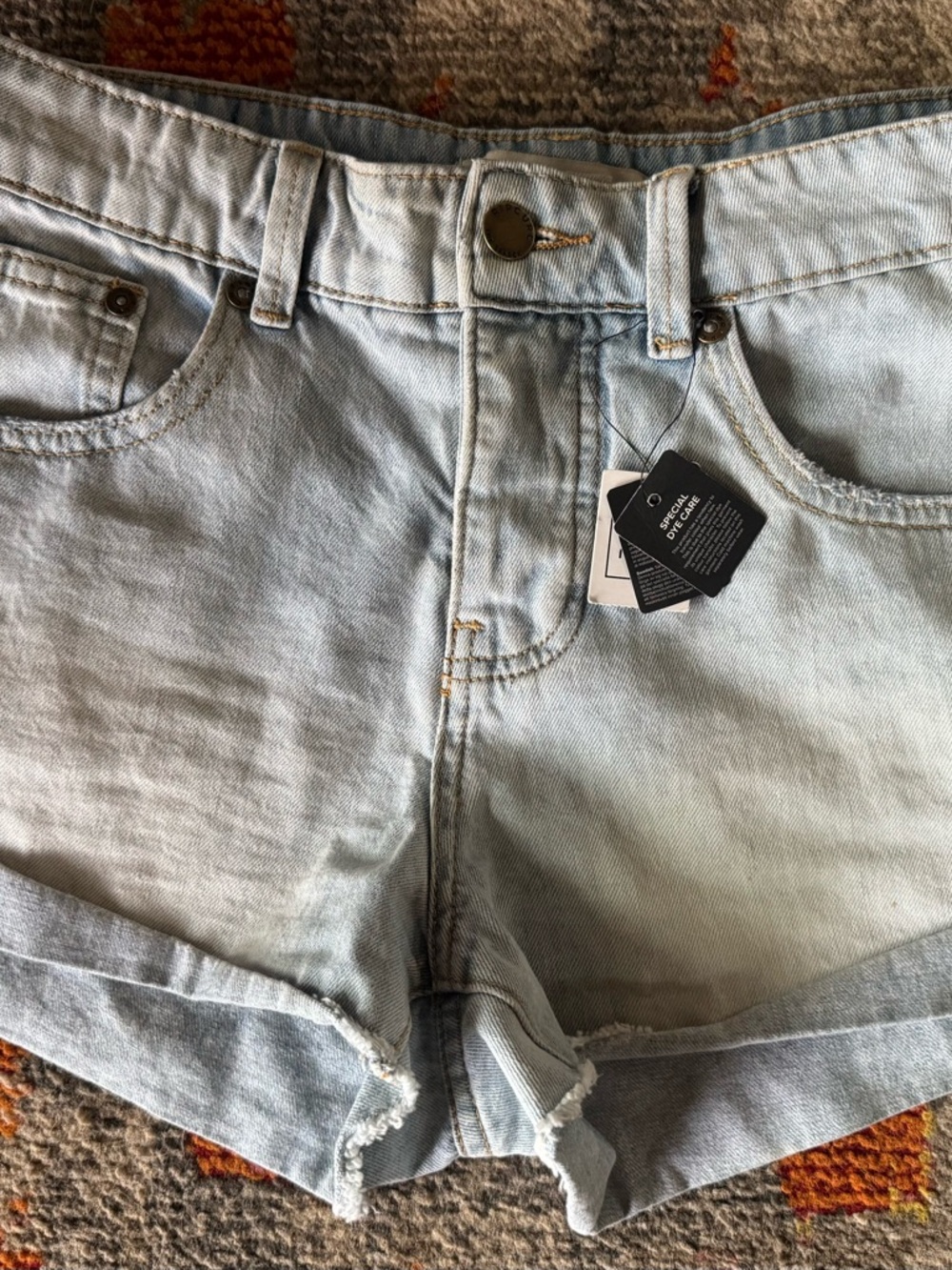 Rip Curl light wash denim shorts
Size 26